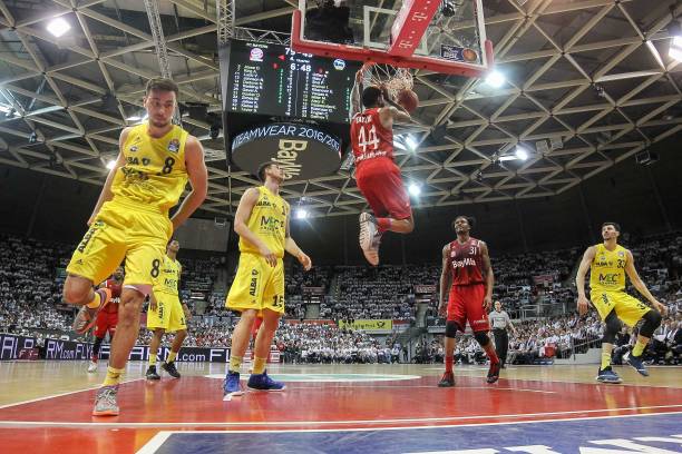 配合背后是 配合背后是